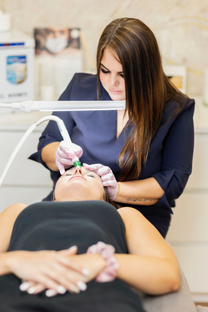 0C8A9108 behandlungen-gesicht-aquafacial